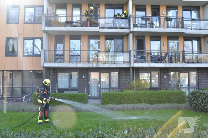 Bloempot in brand op balkon
