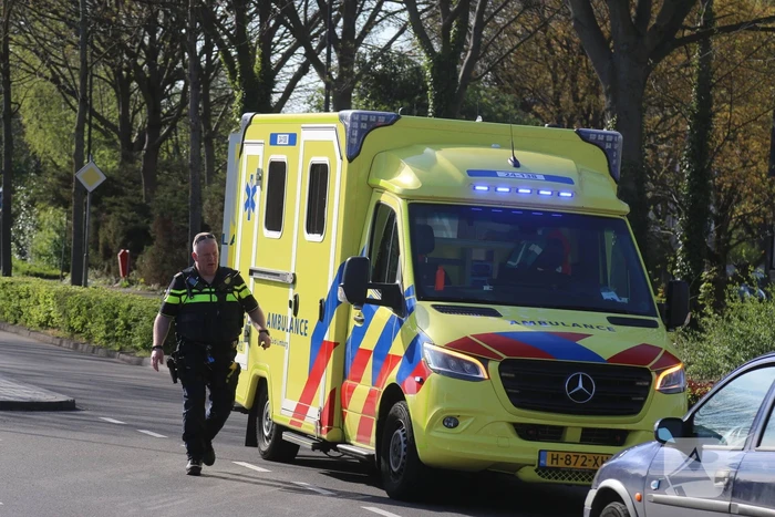 Persoon op scootmobiel gewond bij botsing met auto