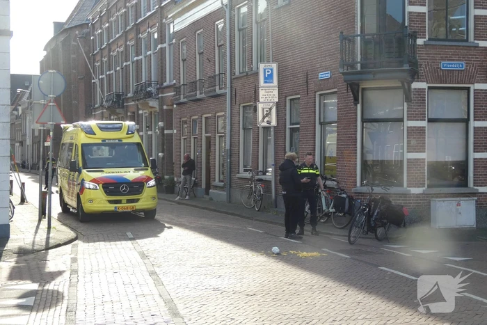 Twee fietsers op elektrische fietsen met elkaar in botsing