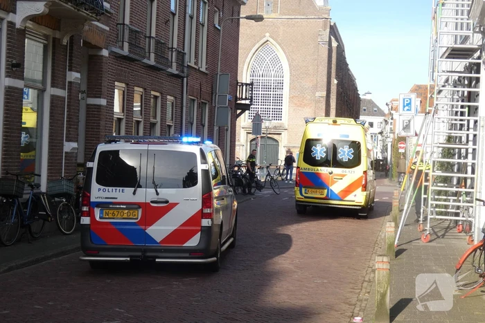 Twee fietsers op elektrische fietsen met elkaar in botsing
