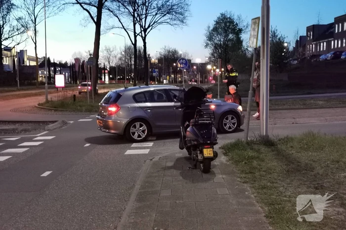 Brommerrijder gewond bij botsing met auto