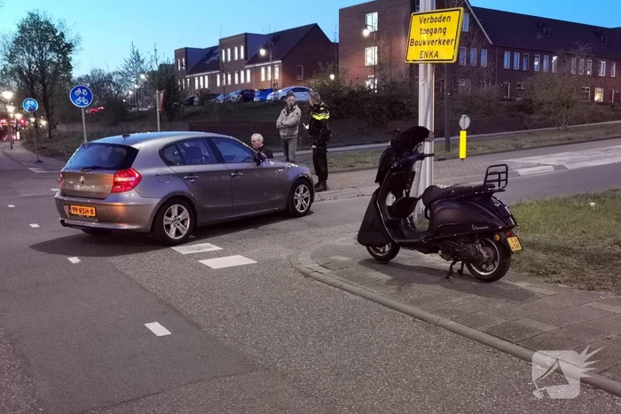 Brommerrijder gewond bij botsing met auto