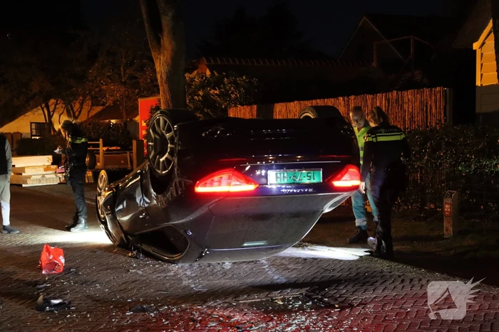 Maserati GranTurismo belandt op de kop in woonwijk