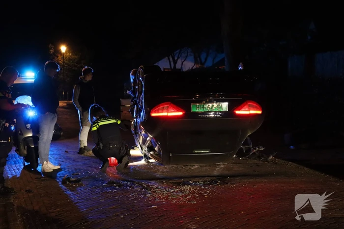 Maserati GranTurismo belandt op de kop in woonwijk