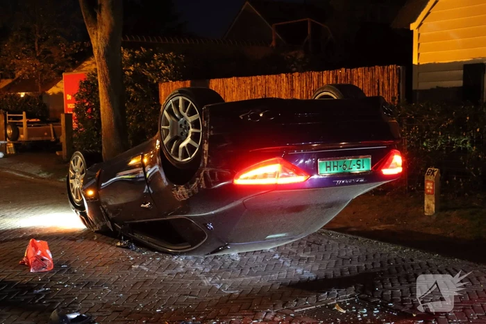 Maserati GranTurismo belandt op de kop in woonwijk