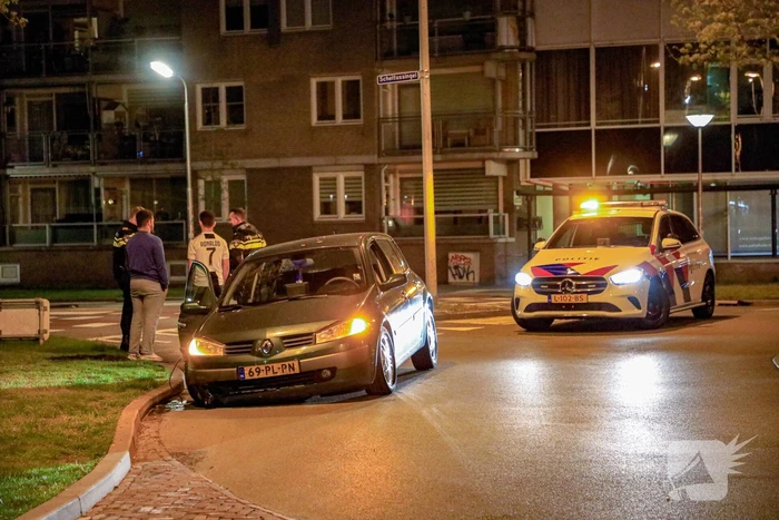 Automobilist verliest macht over het stuur op rotonde