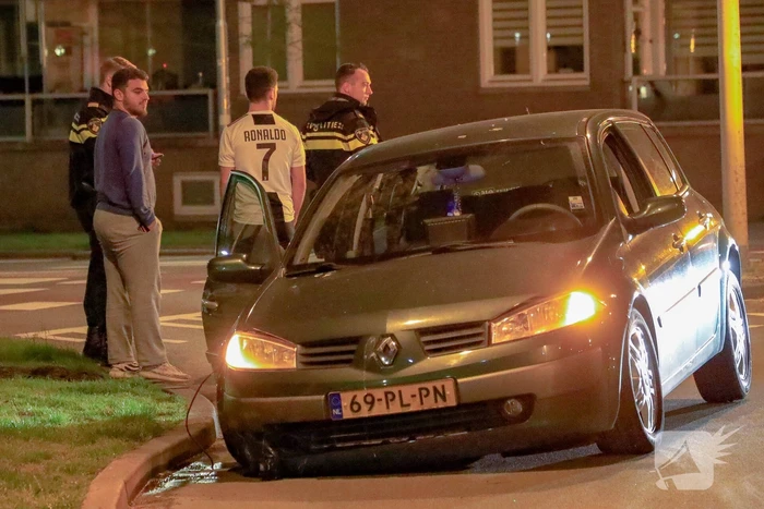 Automobilist verliest macht over het stuur op rotonde
