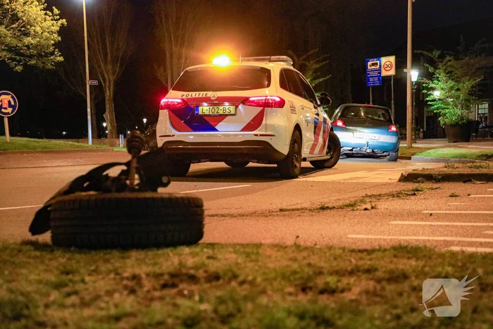 Automobilist verliest macht over het stuur op rotonde