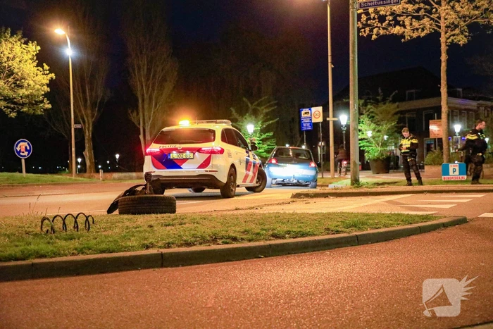 Automobilist verliest macht over het stuur op rotonde