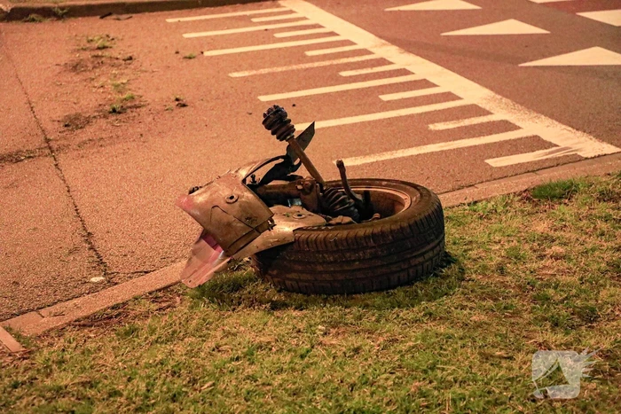 Automobilist verliest macht over het stuur op rotonde