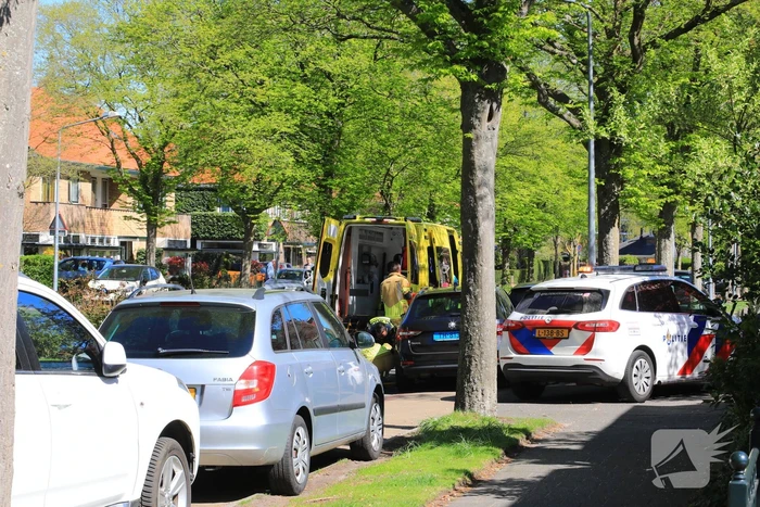 Taxichauffeur botst tegen geparkeerd auto