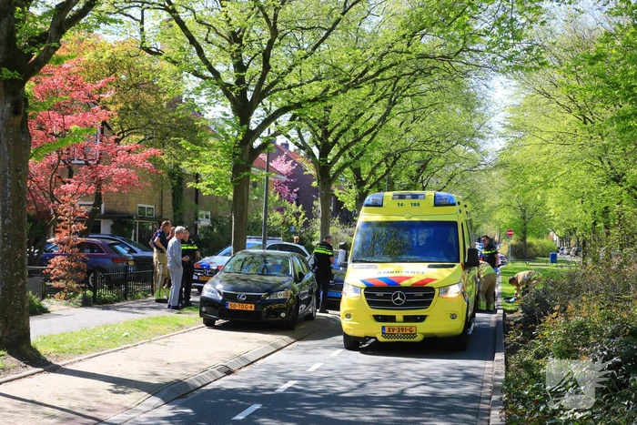 Taxichauffeur botst tegen geparkeerd auto