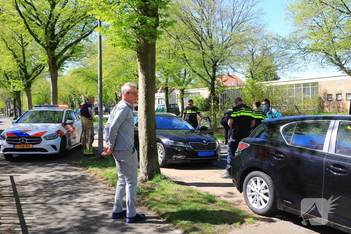 Taxichauffeur botst tegen geparkeerd auto