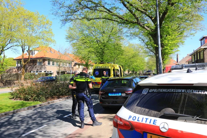 Taxichauffeur botst tegen geparkeerd auto