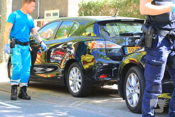 Taxichauffeur botst tegen geparkeerd auto