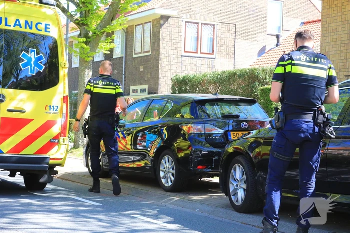 Taxichauffeur botst tegen geparkeerd auto