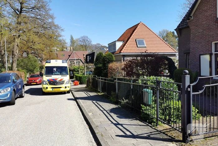 Persoon gewond na val van hoogte