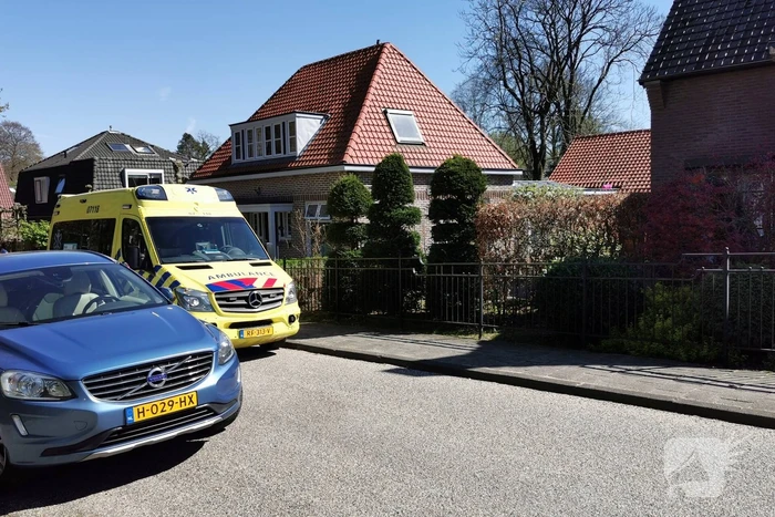 Persoon gewond na val van hoogte