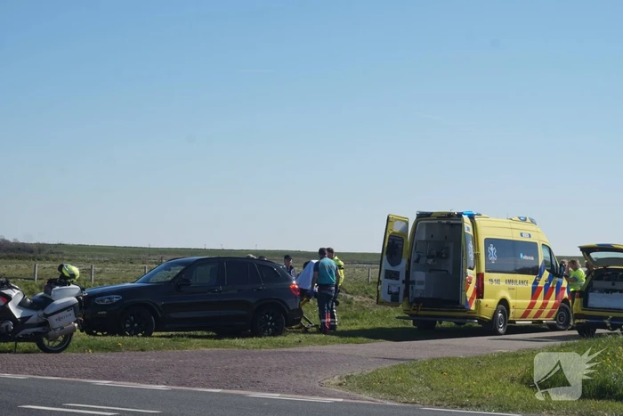 Fietser valt en krijgt stuur in buik