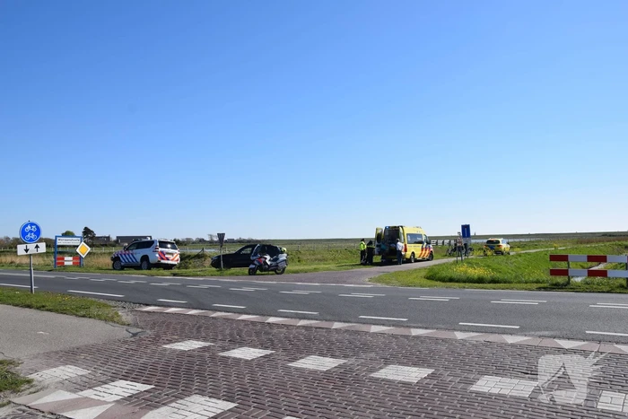 Fietser valt en krijgt stuur in buik