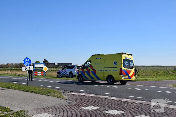 Fietser valt en krijgt stuur in buik