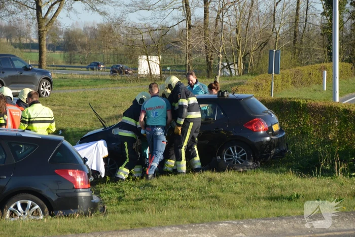 Auto schiet over rotonde eindigt op carpool