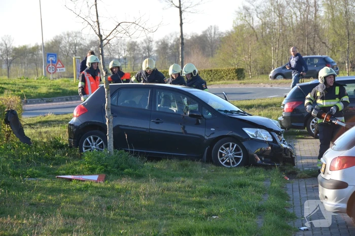 Auto schiet over rotonde eindigt op carpool