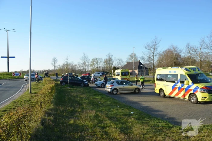 Auto schiet over rotonde eindigt op carpool