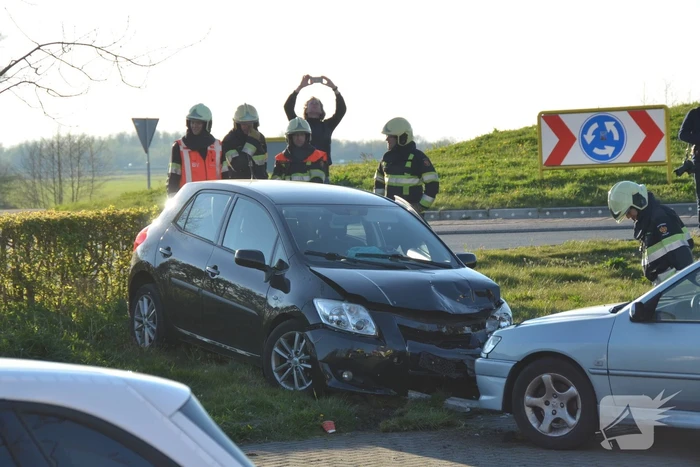 Auto schiet over rotonde eindigt op carpool