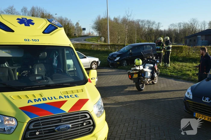 Auto schiet over rotonde eindigt op carpool