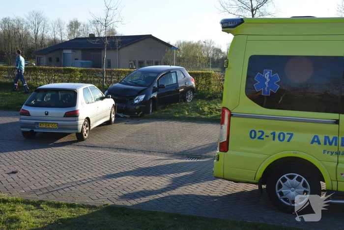 Auto schiet over rotonde eindigt op carpool