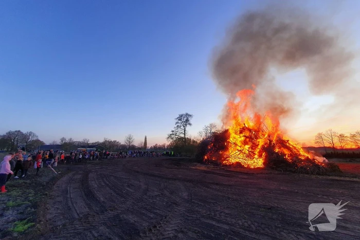 Paasvuur ontstoken langeveen