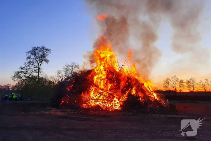 Paasvuur ontstoken langeveen