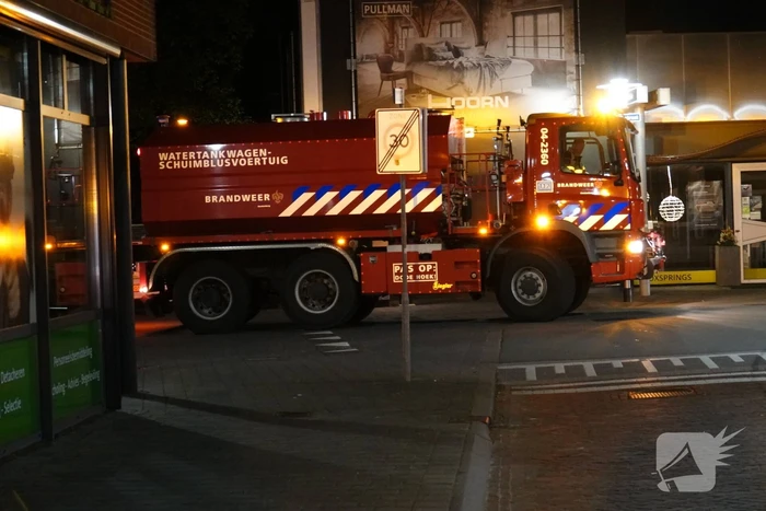 Brandweer controleert balkon na zelf-gebluste brand