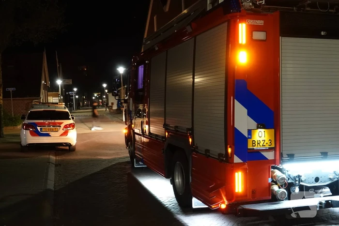 Brandweer controleert balkon na zelf-gebluste brand