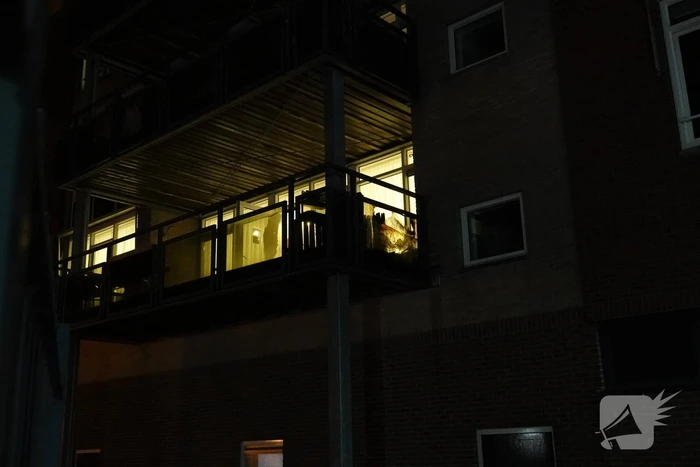 Brandweer controleert balkon na zelf-gebluste brand