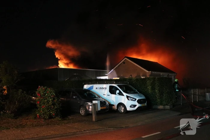 Grote vlammen bij uitslaande brand in woning