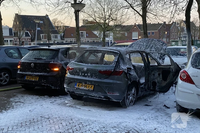 Geparkeerd auto verwoest vanwege brand