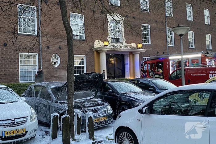 Geparkeerd auto verwoest vanwege brand