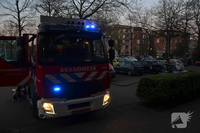 Geparkeerd auto verwoest vanwege brand