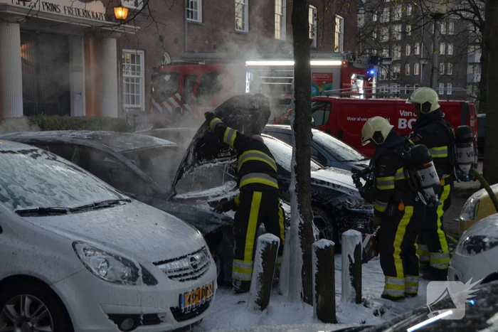 Geparkeerd auto verwoest vanwege brand