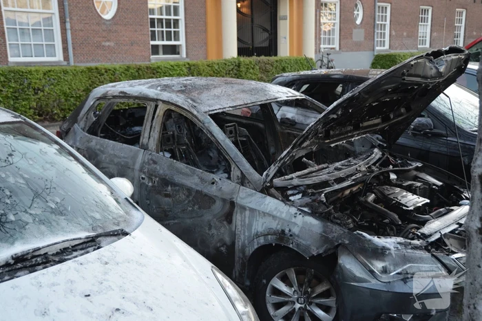 Geparkeerd auto verwoest vanwege brand