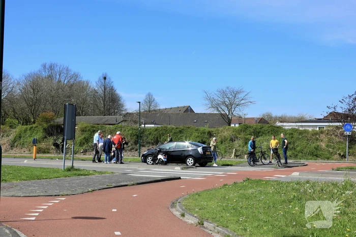 Twee dames op een scooter aangereden door auto