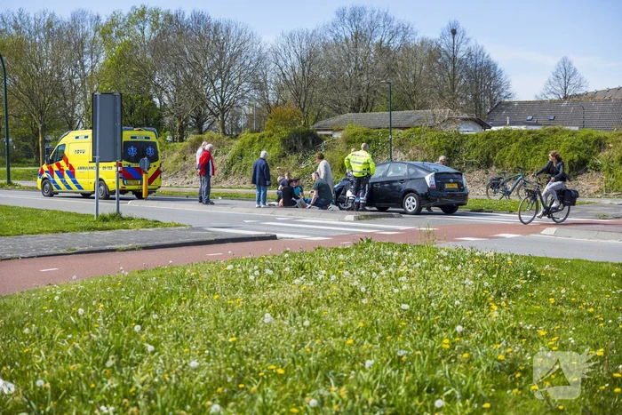 Twee dames op een scooter aangereden door auto