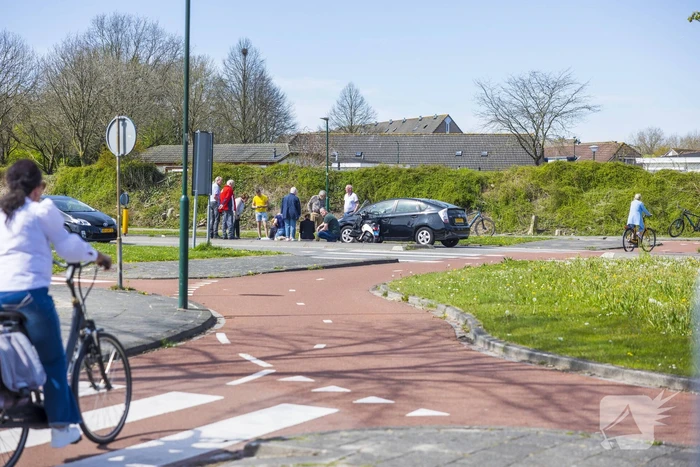 Twee dames op een scooter aangereden door auto
