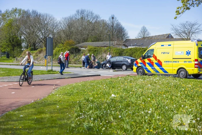Twee dames op een scooter aangereden door auto