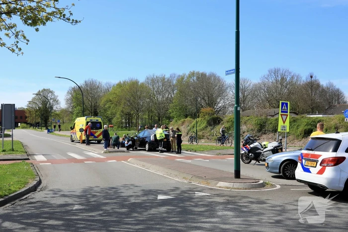 Twee dames op een scooter aangereden door auto