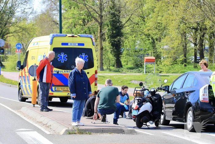 Twee dames op een scooter aangereden door auto