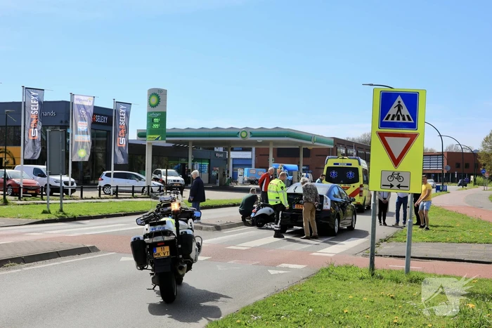 Twee dames op een scooter aangereden door auto