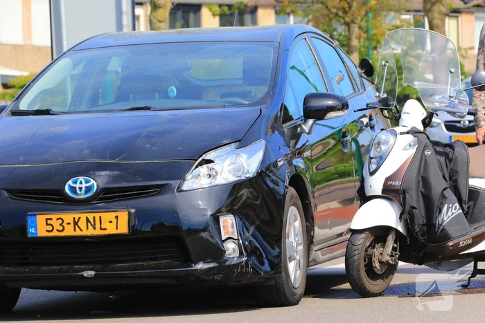 Twee dames op een scooter aangereden door auto